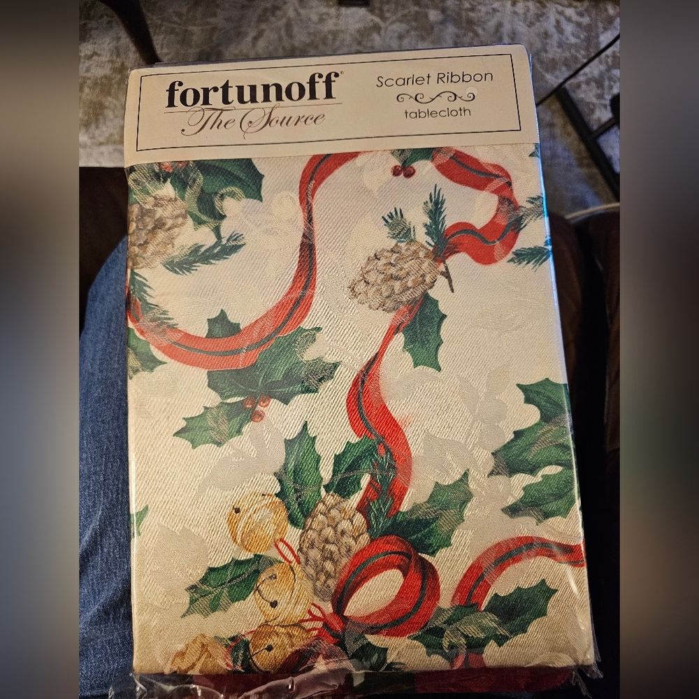 Fortunoff Jacquard Scarlet Ribbon Oval Tablecloth